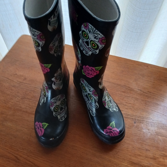Women's Black and Pink Skull Rain Boots - Picture 1 of 6